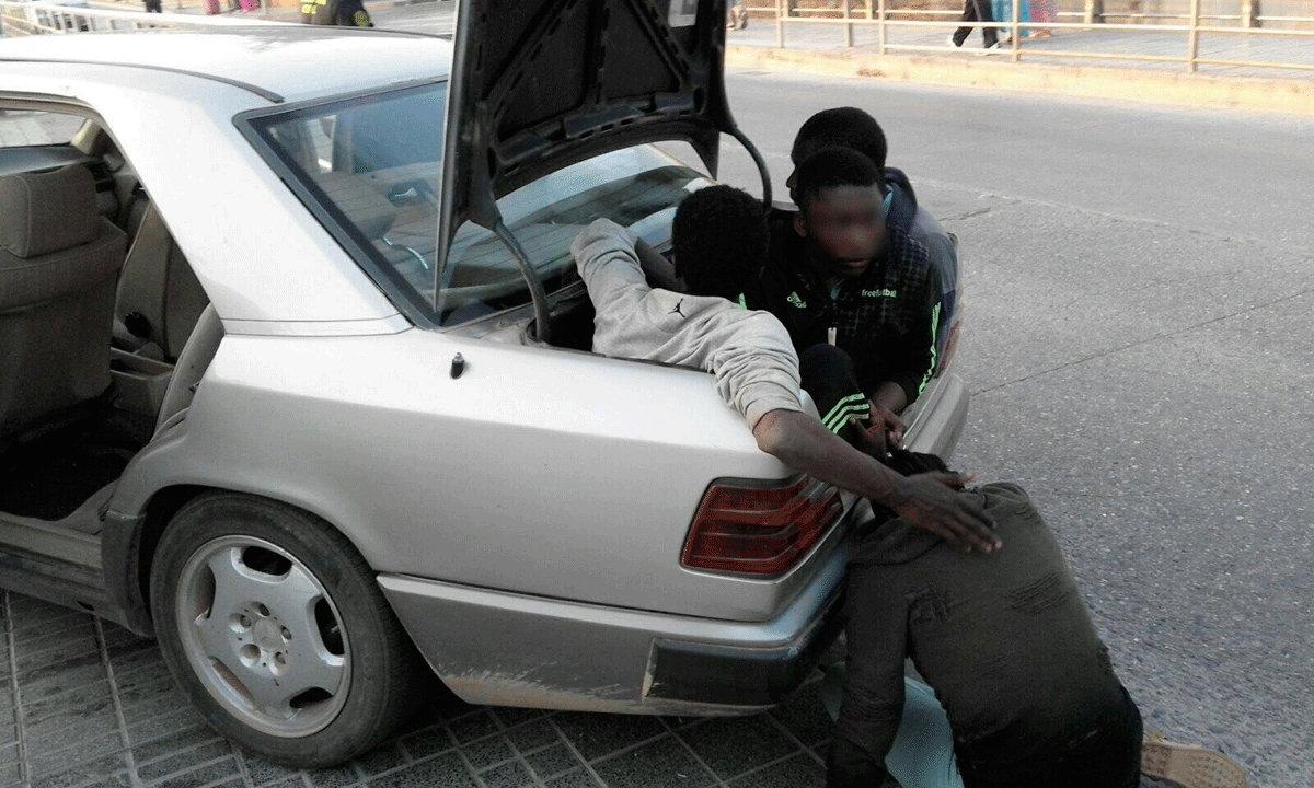 Nueve inmigrantes entran en Melilla en un coche kamikaze. 