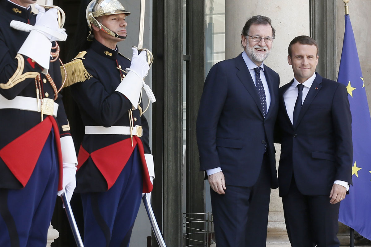 El presidente francés, Emmanuel Macron (d), con el presidente del Gobierno español, Mariano Rajoy