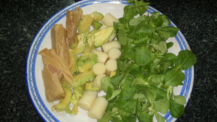 Ensalada de palmitos, puntas de espárragos y maíz dulce y salmón a la plancha con salsa de mostaza