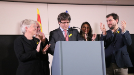 El presidente Carles Puigdemont, con los consejeros destituidos Toni Comín, Meritxell Serret, Lluís Puig y Clara Ponsatí en Bruselas