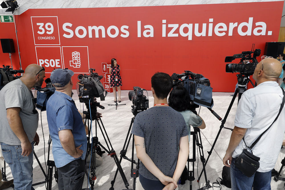 La diputada del PSOE Adriana Lastra (c) atiende a los medios tras la visita realizada hoy a las instalaciones dispuestas para la celebración del 39º Congreso del PSOE.