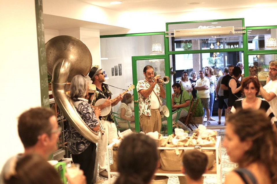 Momentos de la inaguración con un grupo de musica  animando  