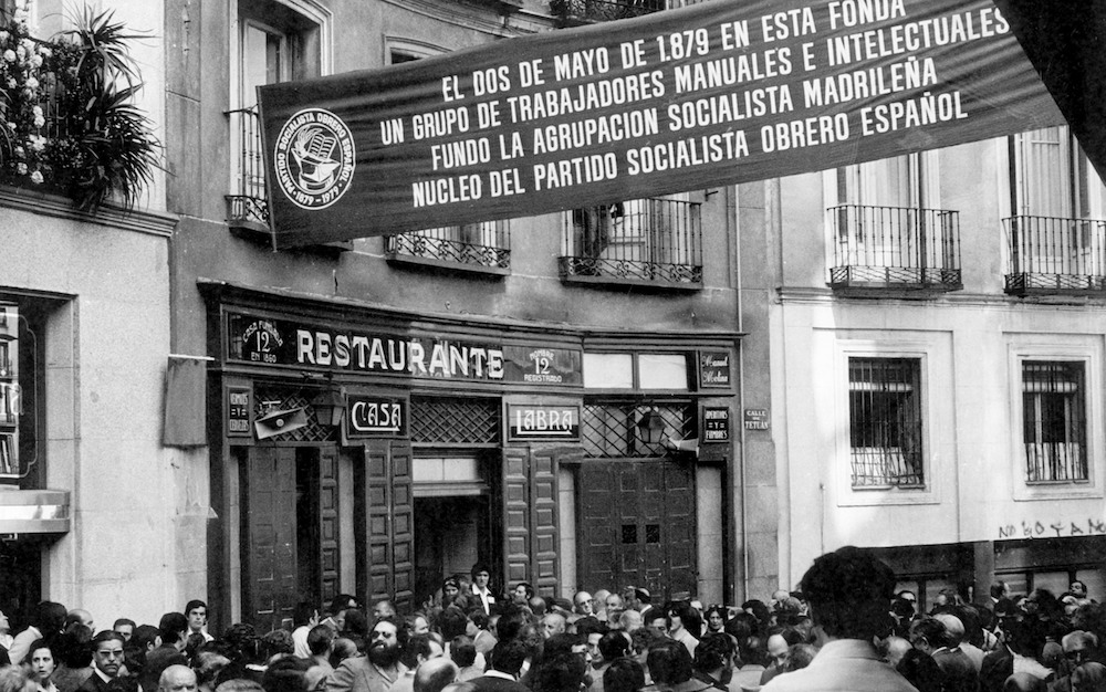 Numerosas personas acuden a la taberna "Casa Labra" en la que se fundó el PSOE, donde en 1979 fue descubierta una lápida conmemorativa del centenario de la fundación del partido socialista. EFE/Archivo