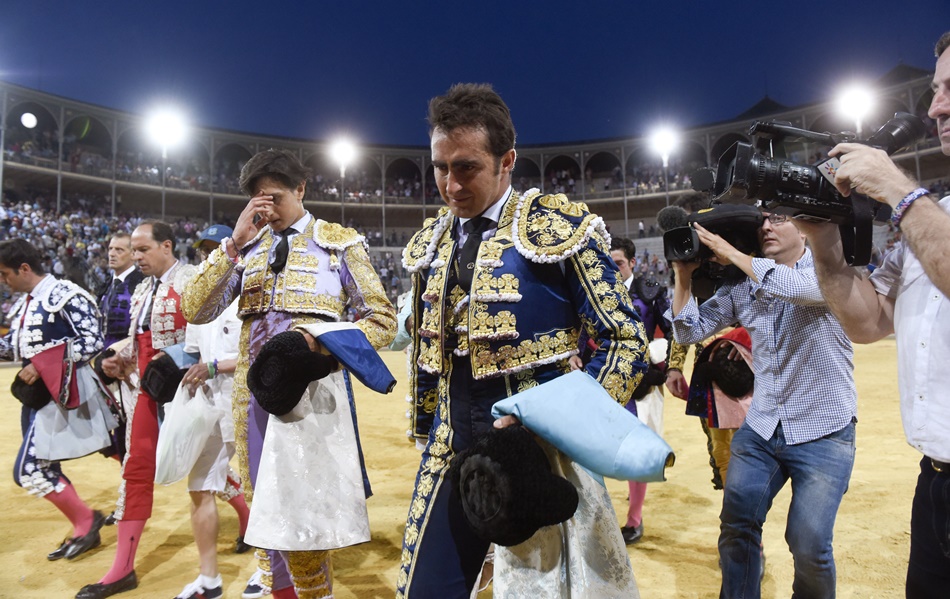 David Fandila 'El Fandi' (d) y Roca Rey (i) salen por la puerta de cuadrillas tras conocer la noticia del fallecimiento de Ivan Fandiño, tras la corrida de la Feria del Corpus de Granada. 