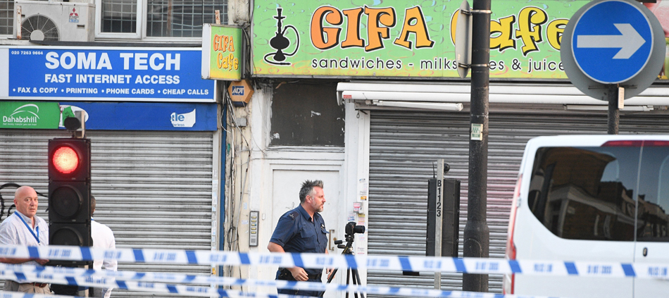 Un miembro de la Policía forense trabaja en la zona acordonada, cerca de Finsbury Park