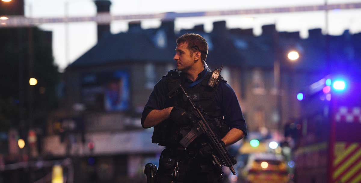Un policía armado hace guarda cerca de Finsbury Park en Londres, donde una furgoneta ha embestido a varias personas.