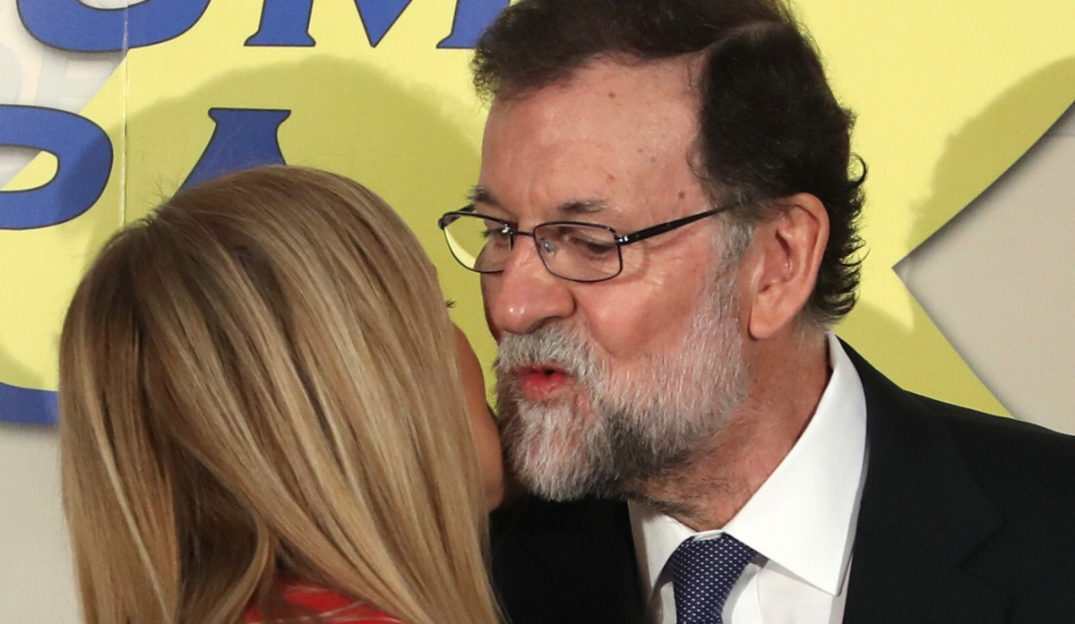 El presidente del Gobierno, Mariano Rajoy, saluda a la presidente de la Comunidad de Madrid, Cristina Cifuentes, en un acto de Nueva Economía Fórum