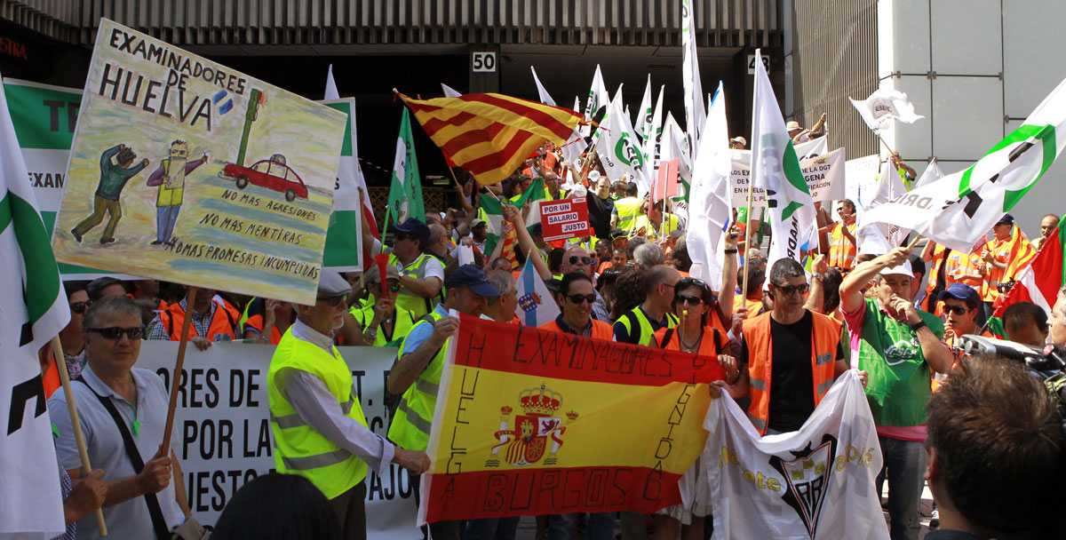 Los examinadores de tráfico de toda España están llamados a una huelga de larga duración ante la falta de respuesta por parte de la DGT. 