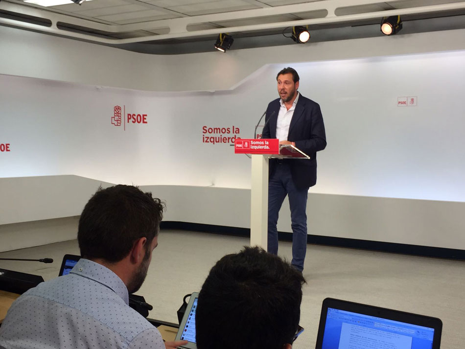 El portavoz del PSOE, Oscar Puente, en la rueda de prensa posterior a la Ejecutiva Federal