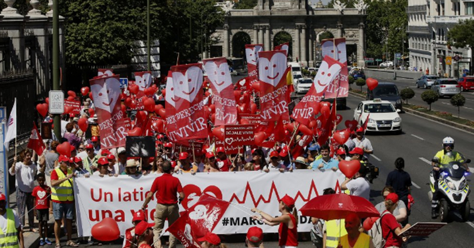 Los manifestantes ante la Puerta de Alcalá, este domingo