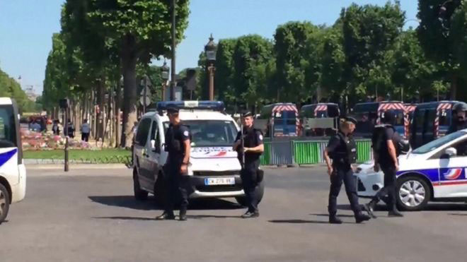 Despliegue policial en los Campos Elíseos de París. 