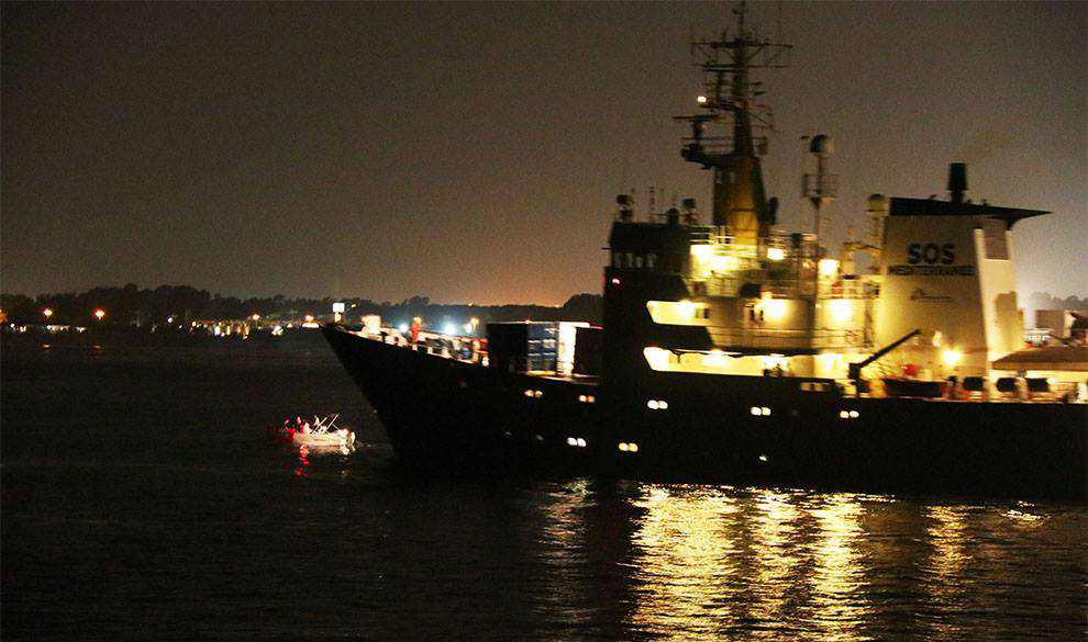 Lancha del movimiento 'Defender Europa' ante el barco Aquarius, barco de la ONG SOS Mediterranée