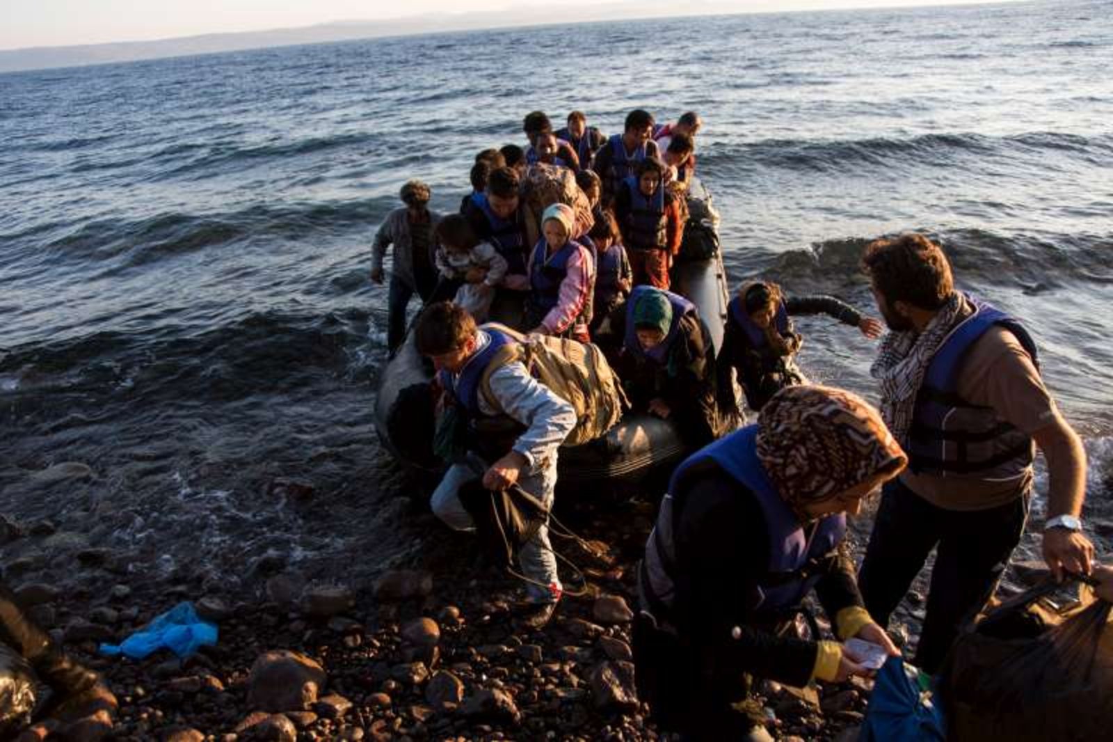 Embarcación con inmigrantes a bordo en aguas del Mediterráneo