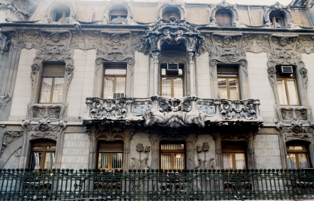 Balconadas de la fachada de la Sociedad General de Autores (SGAE)