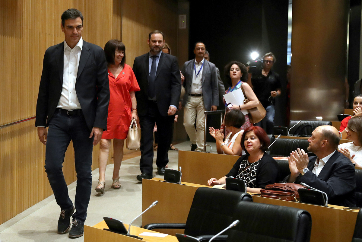 El secretario general del PSOE, Pedro Sánchez (i), seguido por la presidenta del partido, Cristina Narbona (2i), y el secretario de Organización, José Luis Ábalos (3i), a su llegada a la reunión del Grupo