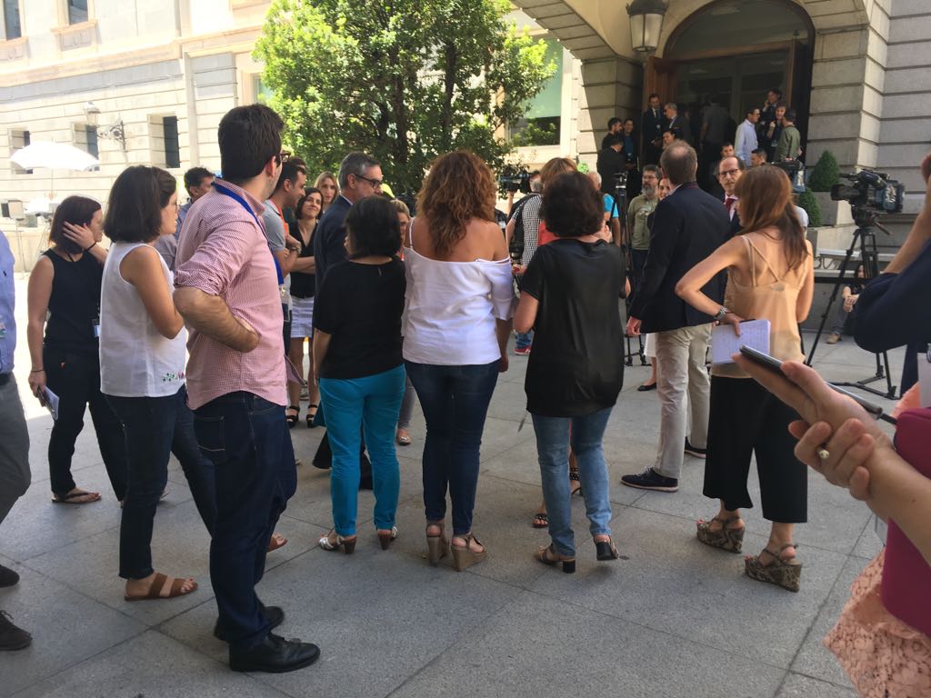 Periodistas en el patio del Congreso de los Diputados.