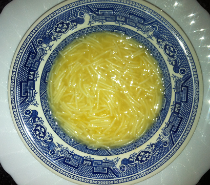 Sopa de fideos finos y lomos de salmonetes sobre verduritas