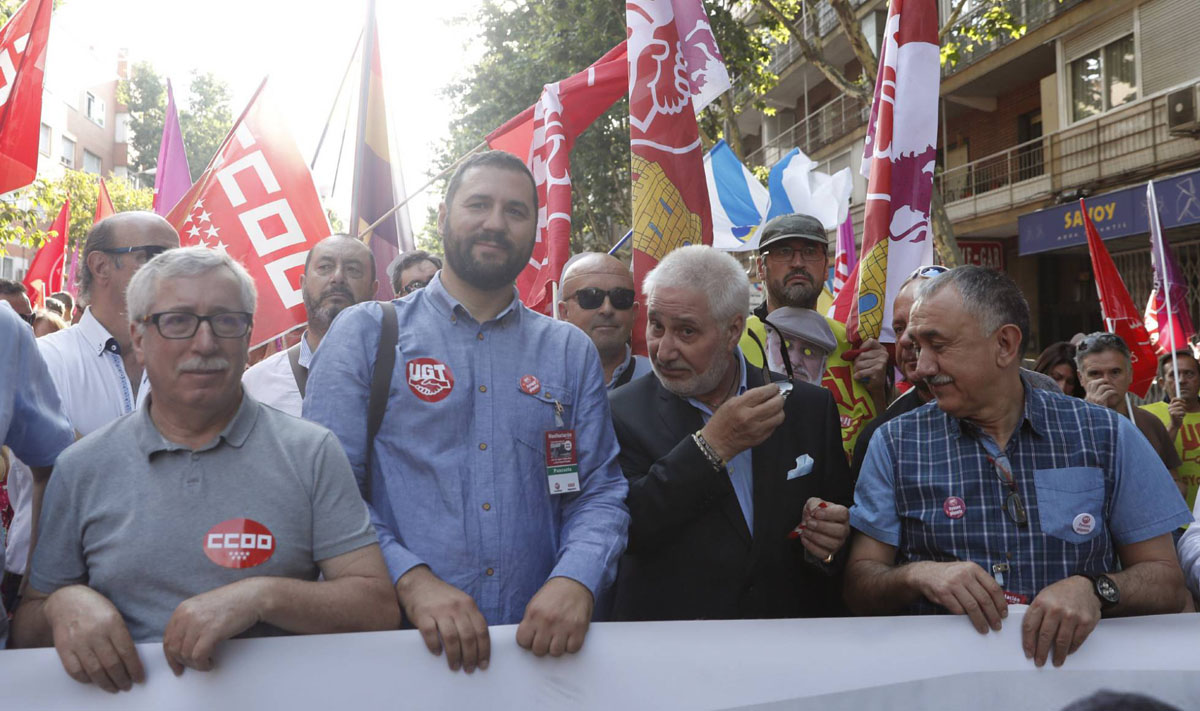 En el centro, los sindicalistas acusados de agresión en un piquete, Rubén Ranz y José Manuel Nogales en la manifestación en su apoyo esta mañana