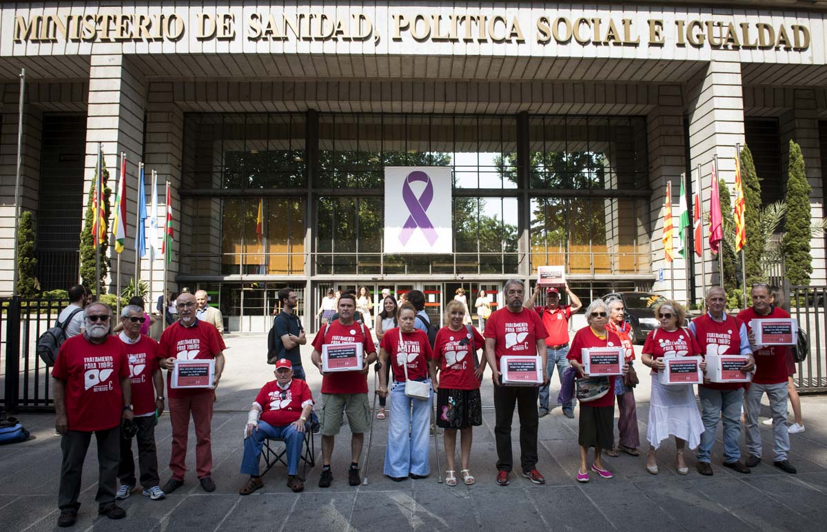 Miembros de la Plataforma de Afectados por la Hepatitis C a las puertas del Ministerio de Sanidad