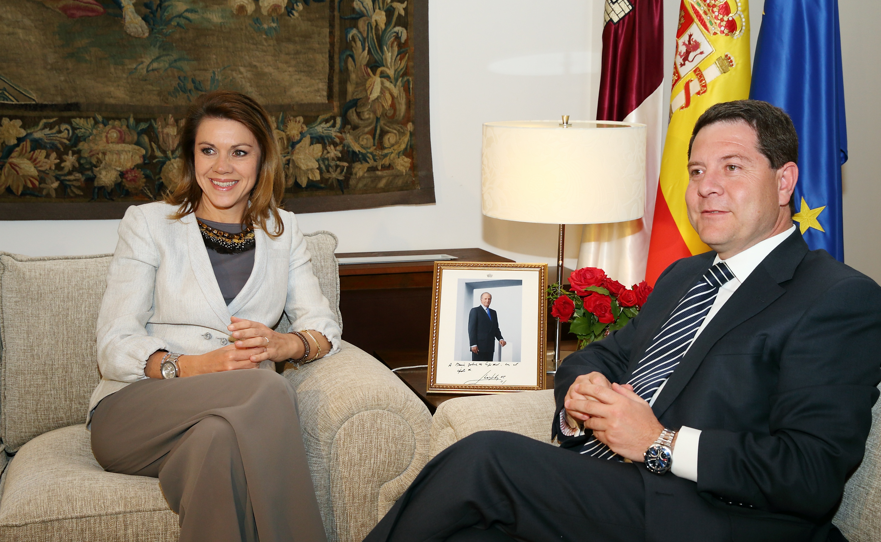 María Dolores de Cospedal sentada junto a Emiliano García Page