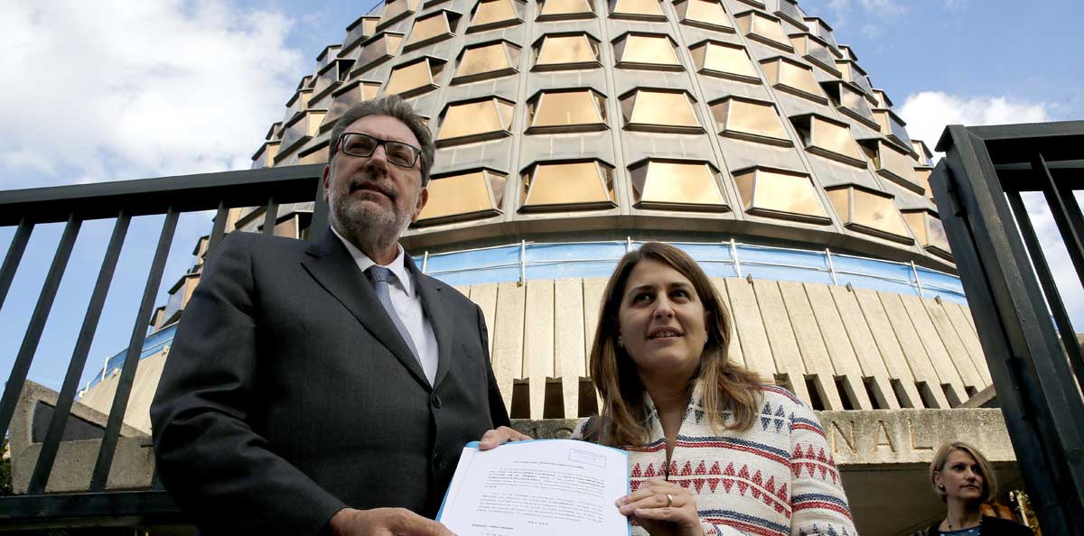 La coordinadora general del PDeCAT, Marta Pascal, y el portavoz del partido en el Senado, Josep Lluís Cleries, cuándo presentaron un recurso ante el Tribunal Constitucional.