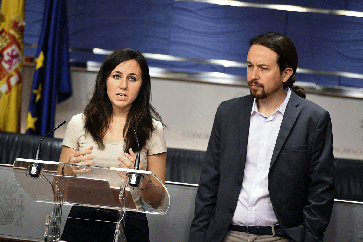 El secretario general de Podemos, Pablo Iglesias, acompañado por la portavoz adjunta de Unidos Podemos en el Congreso, Ione Belarra.