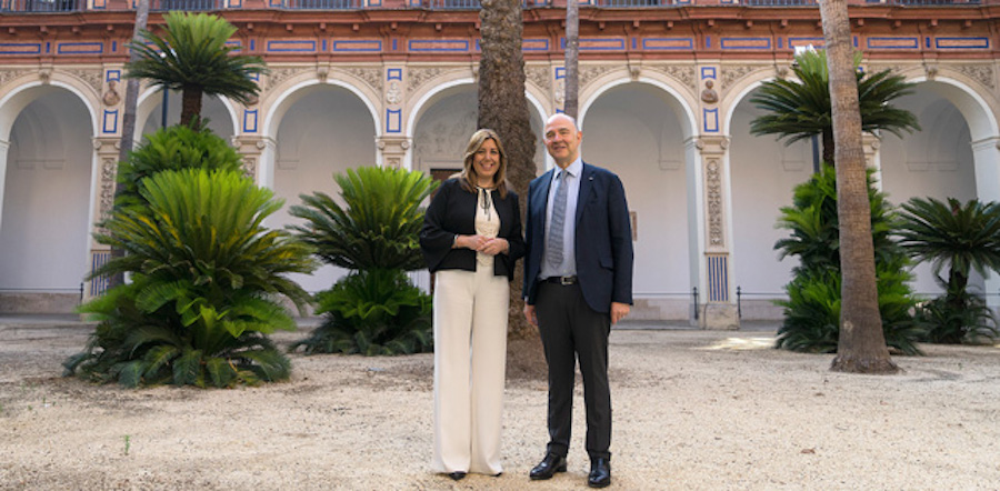 Susana Díaz y Pierre Moscovici, este viernes en el Palacio de San Telmo.
