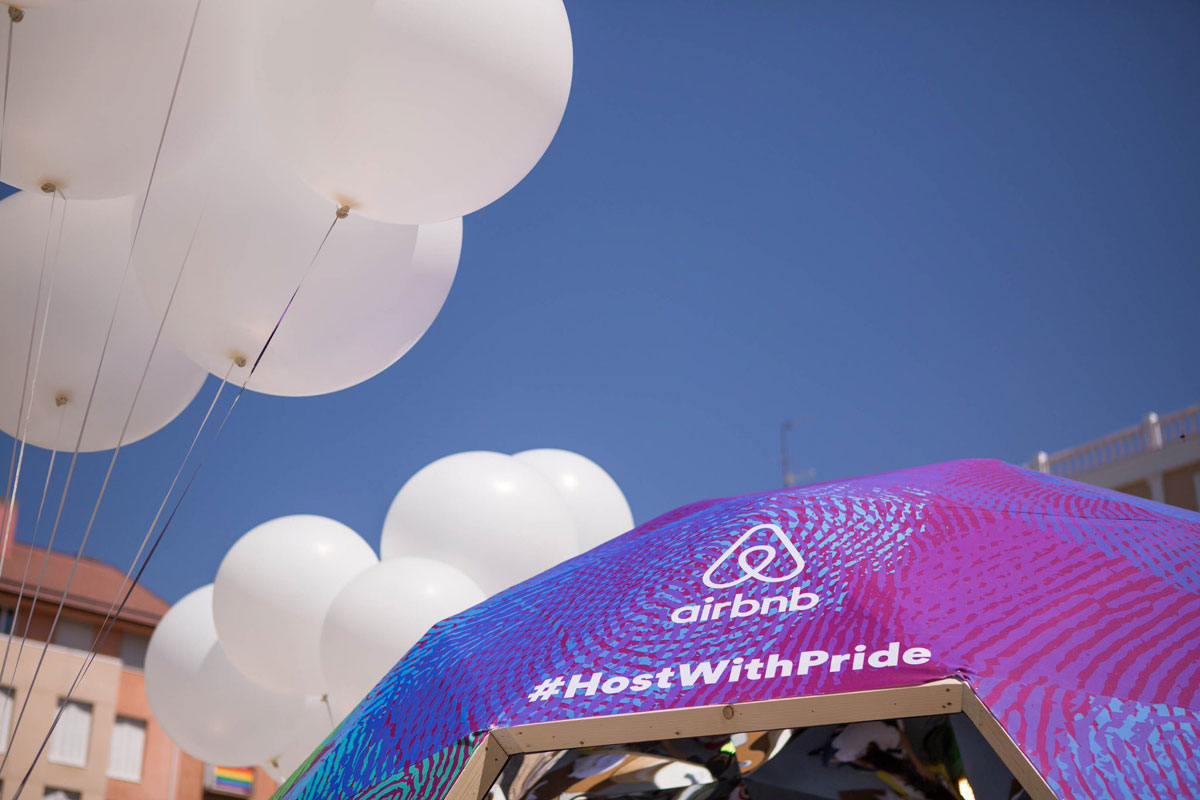 Stand de Airbnb en la plaza Pedro Zerolo en el Orgullo 2016