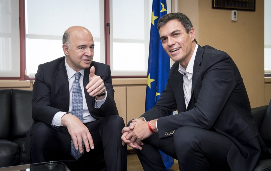 El presidente del Gobierno, Pedro Sánchez, durante un encuentro con el comisario europeo de Asuntos Económicos y Financieros, Pierre Moscovici.