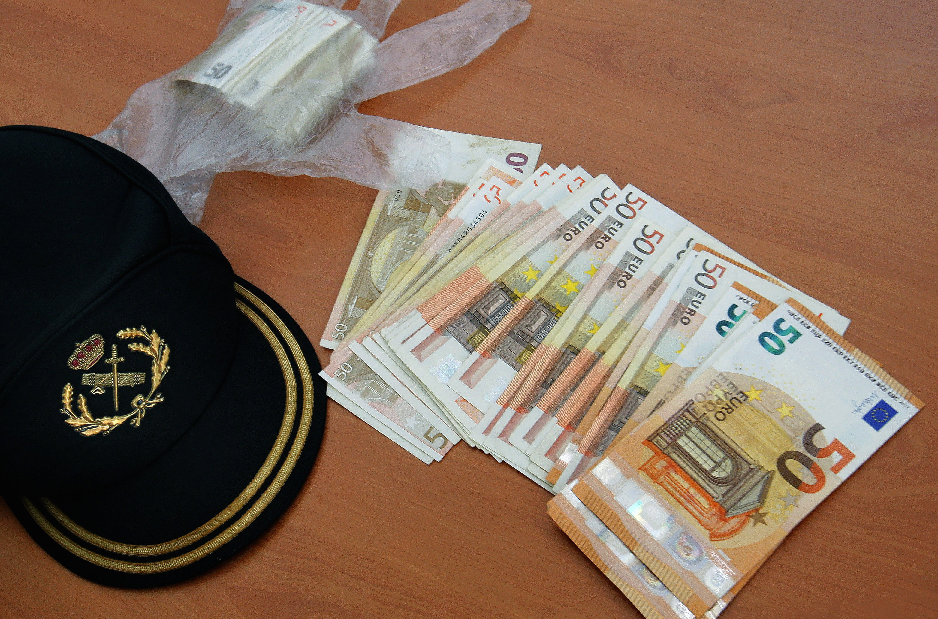 La Guardia Civil recupera 6.150 euros "sembrados" en la vía por un despiste. 