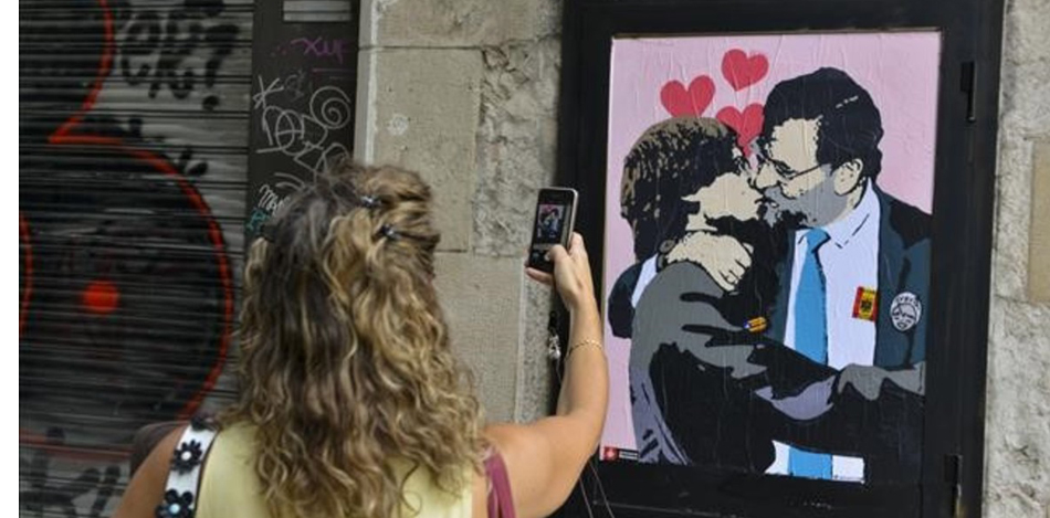 El dibujo del beso entre Rajoy y Puigdemont en la Plaza de Sant Jaume. El Periódico de Catalunya