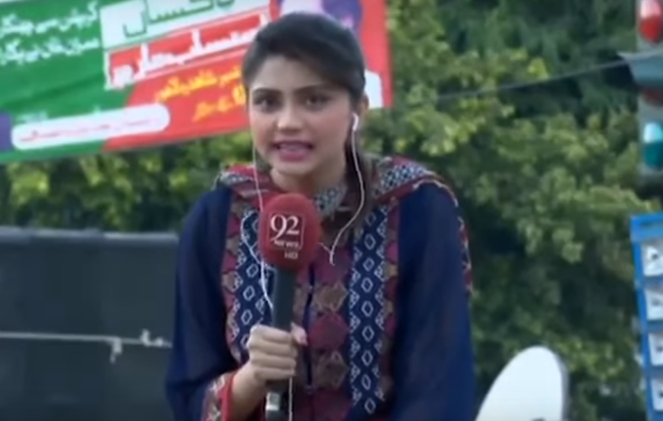 La reportera del canal 92 de Pakistán momentos antes del desmayo. 