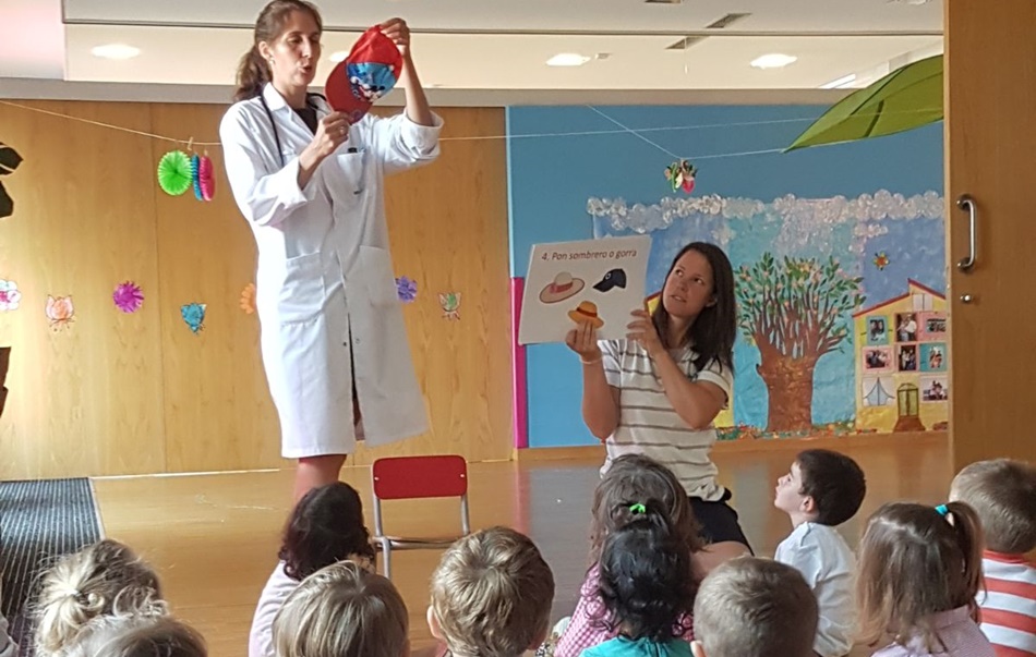 La pediatra, Mónica Camaño, explica a un grupo de niños qué recomendaciones han de seguir en verano.
