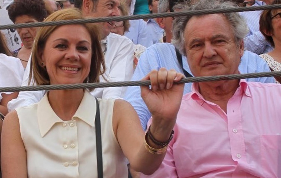 María Dolores de Cospedal junto a su marido, Ignacio López del Hierro, durante una corrida de toros. 