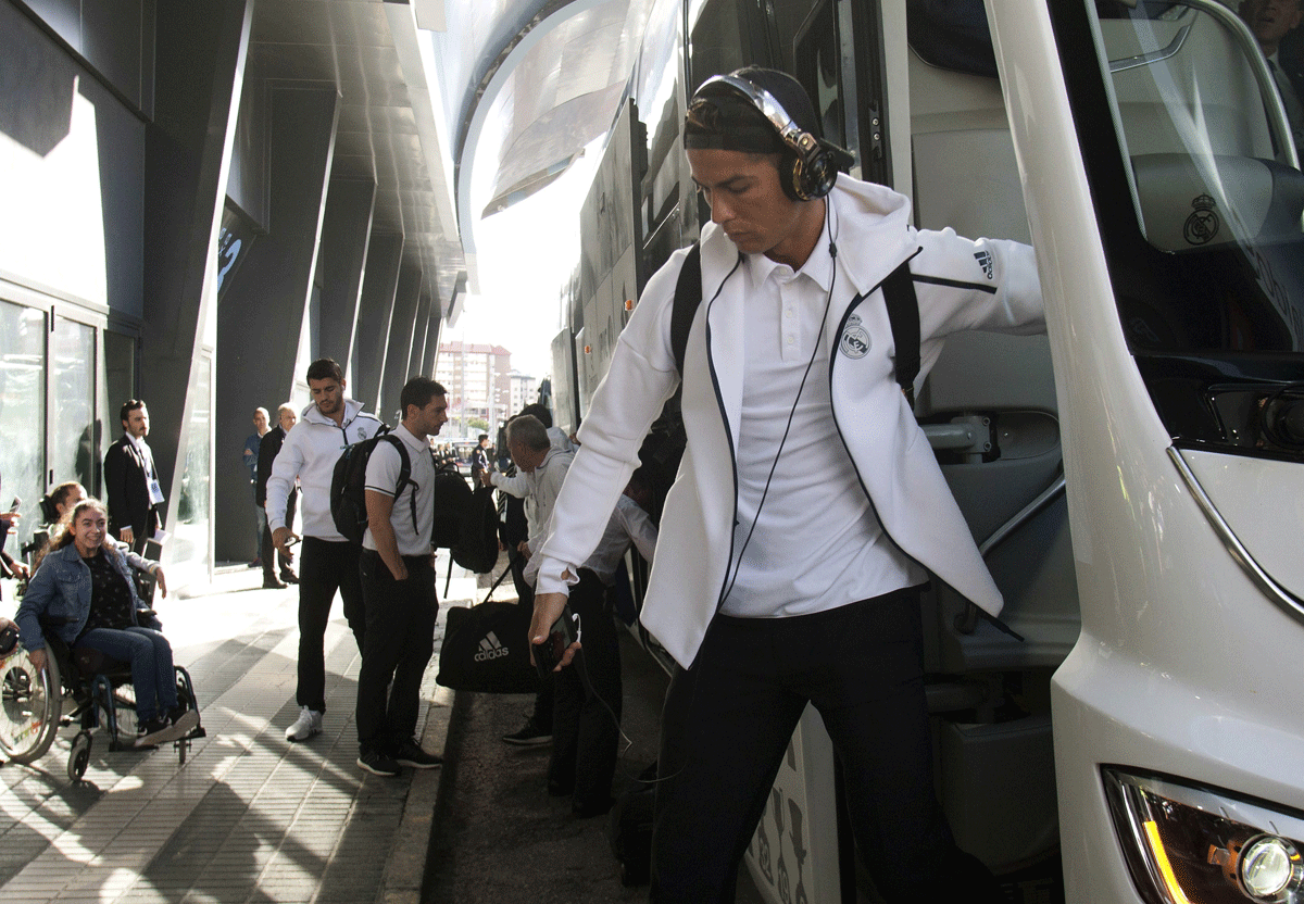 El delantero portugués del Real Madrid Cristiano Ronaldo baja de un autobús antes de un partido con el Real Madrid