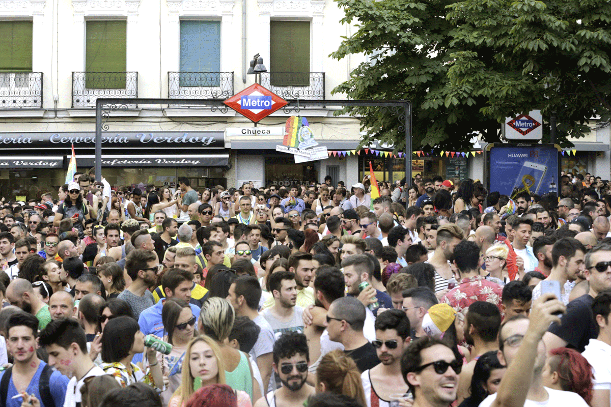 Cientos de personas se concentran en la plaza de Chueca, en el centro de Madrid, durante las fiestas del Orgullo Gay