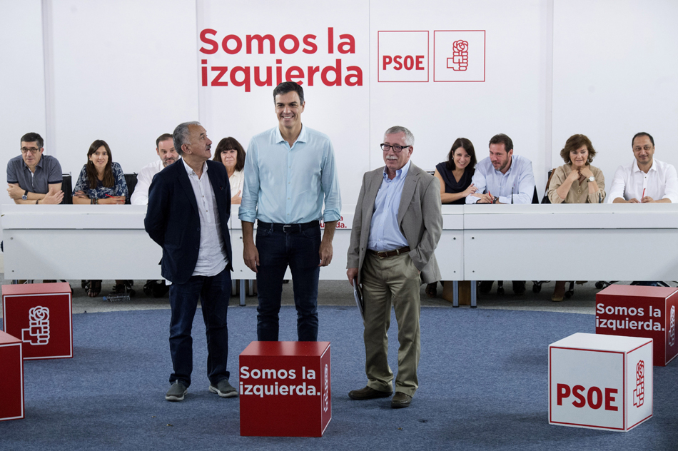 Pedro Sánchez, junto a los secretarios generales de CCOO, Ignacio Fernández Toxo (d), y UGT, Pepe Álvarez (i).