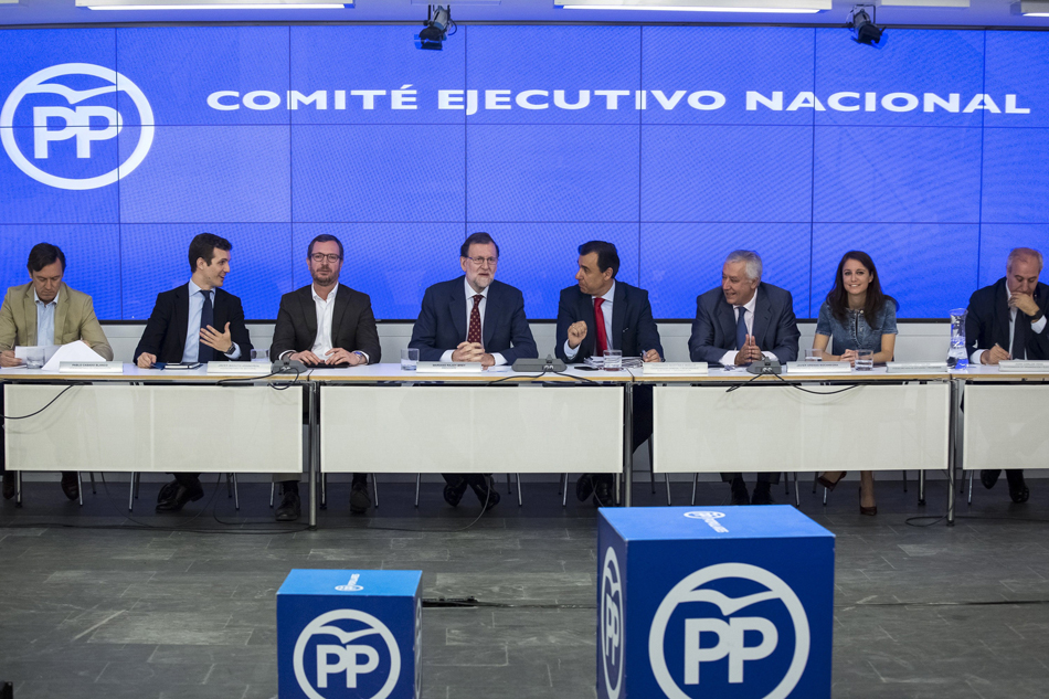 El líder del Partido Popular, Mariano Rajoy (c), preside la reunión del Comité Ejecutivo del Partido celebrada hoy su sede nacional de la calle Génova. 