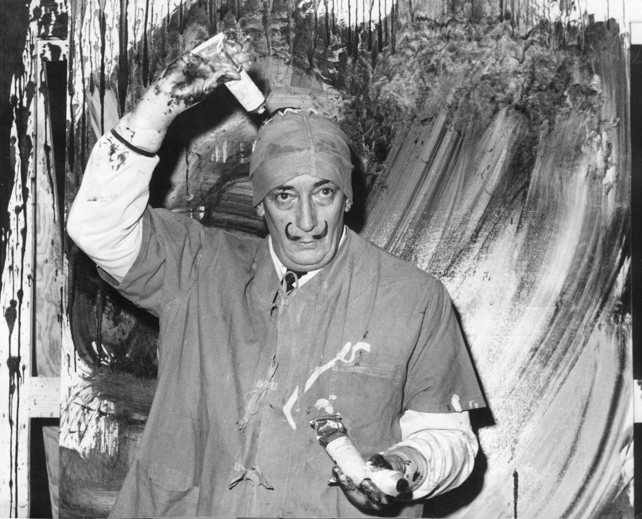 El pintor Salvador Dalí aplica la pintura en una de sus obras abstractas dando la espalda al lienzo en 1941. 
