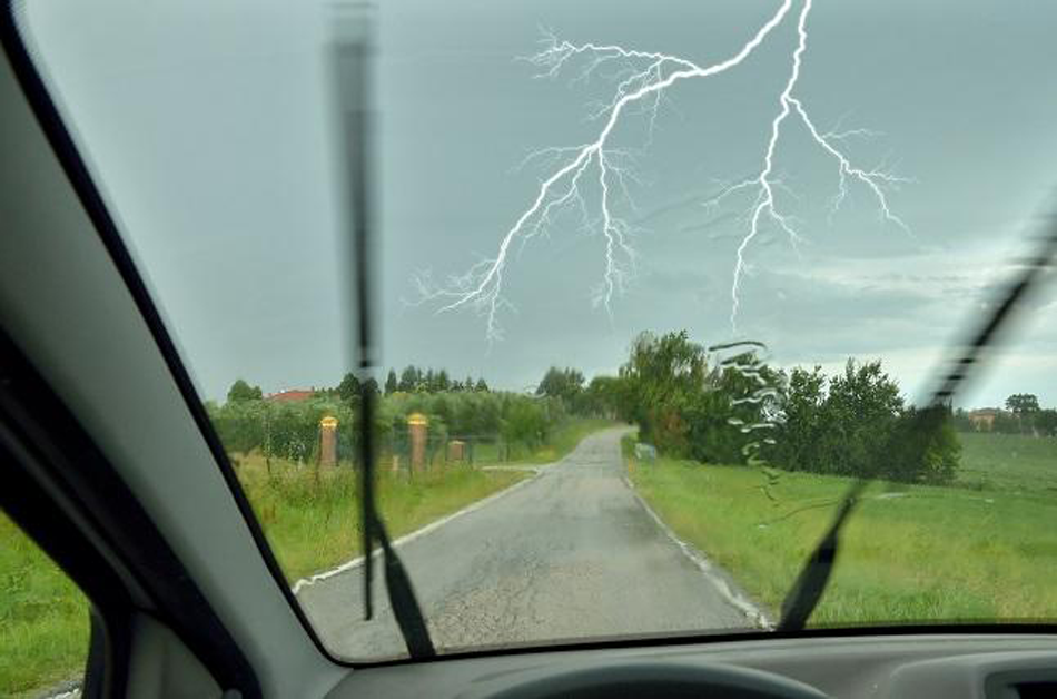 ¿Sabes cómo conducir durante una tormenta eléctrica?