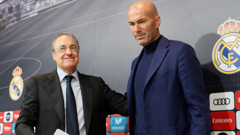 El presidente del Real Madrid, Florentino Pérez (i), y el entrenador Zinedine Zidane (d)