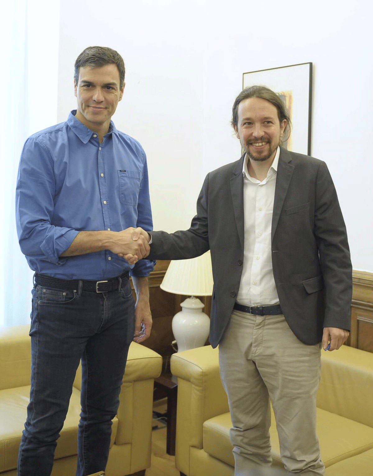 El secretario general del PSOE, Pedro Sánchez, y el líder de Podemos, Pablo Iglesias en la reunión de este martes.
