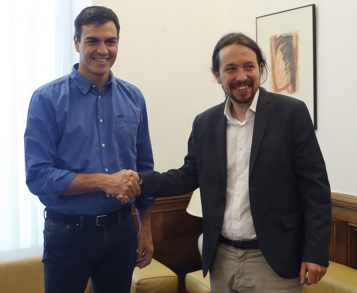El secretario general del PSOE, Pedro Sánchez, y Pablo Iglesias, secretario general de Podemos