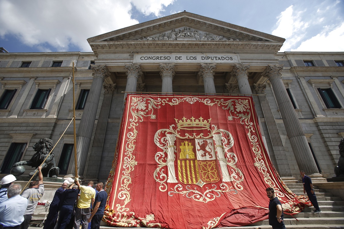 Un grupo de operarios durante los preparativos de este martes en la fachada del Congreso