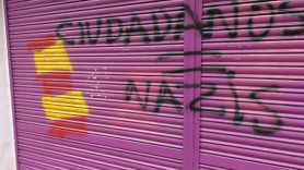Imagen colgada en el Twitter de Albert Rivera (@Albert_Rivera) para denunciar pintadas fascistas en el comercio de su madre
