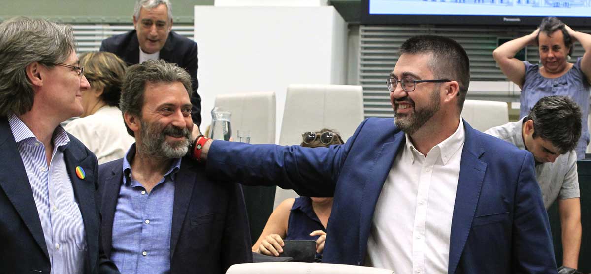 El concejal de Ahora Madrid, Carlos Sánchez Mato (d), conversa con el tercer teniente de alcalde, Mauricio Valiente (c), y la primera teniente de alcalde, Marta Higueras. El concejal de Ahora Madrid, Carlos Sánchez Mato (d), conversa con el tercer teniente de alcalde, Mauricio Valiente (c), y la primera teniente de alcalde, Marta Higueras.