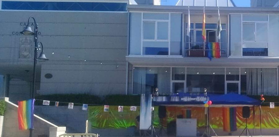La bandera multicolor ondea en el balcón del Ayuntamiento de Forcarei