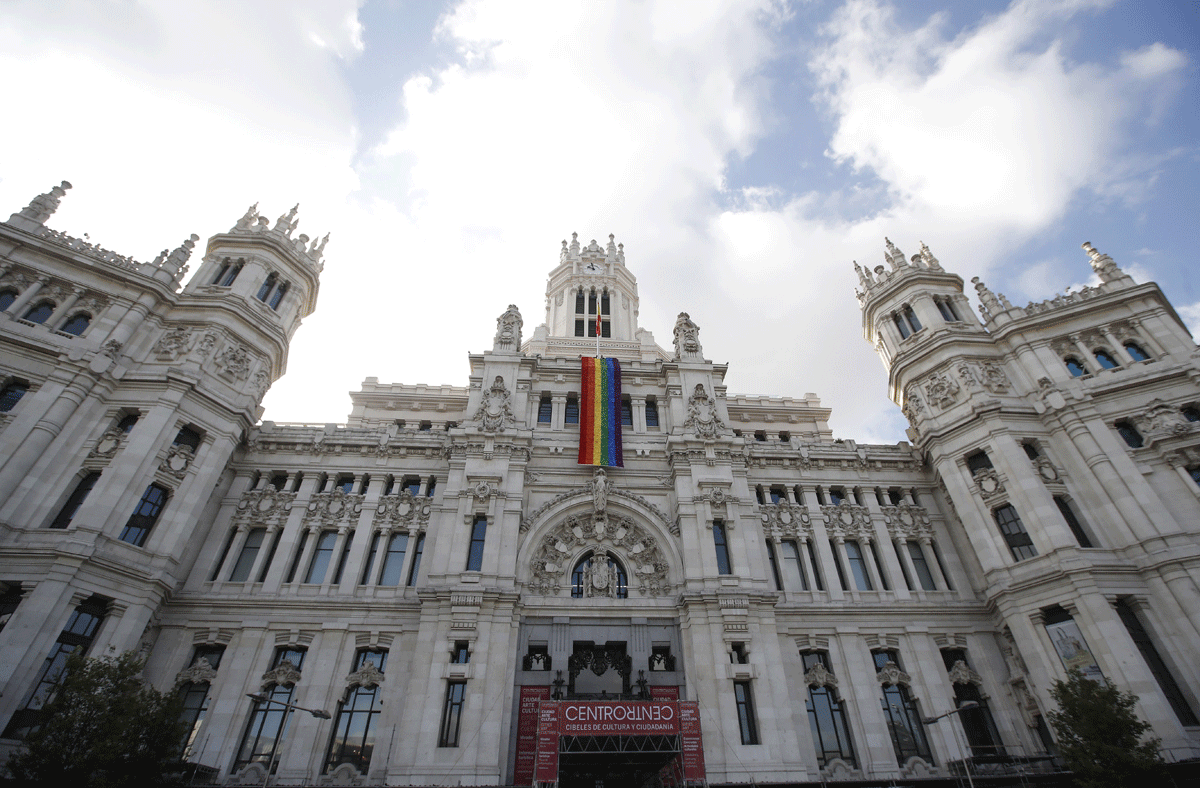 La bandera del Orgullo Gay en el Ayuntamiento de Madrid.
