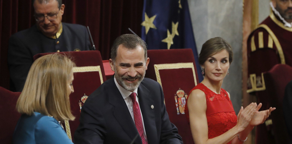 Felipe VI saluda a la presidenta del Congreso, Ana Pastor,iz, tras el discurso que pronunció en el Congreso de los Diputados 