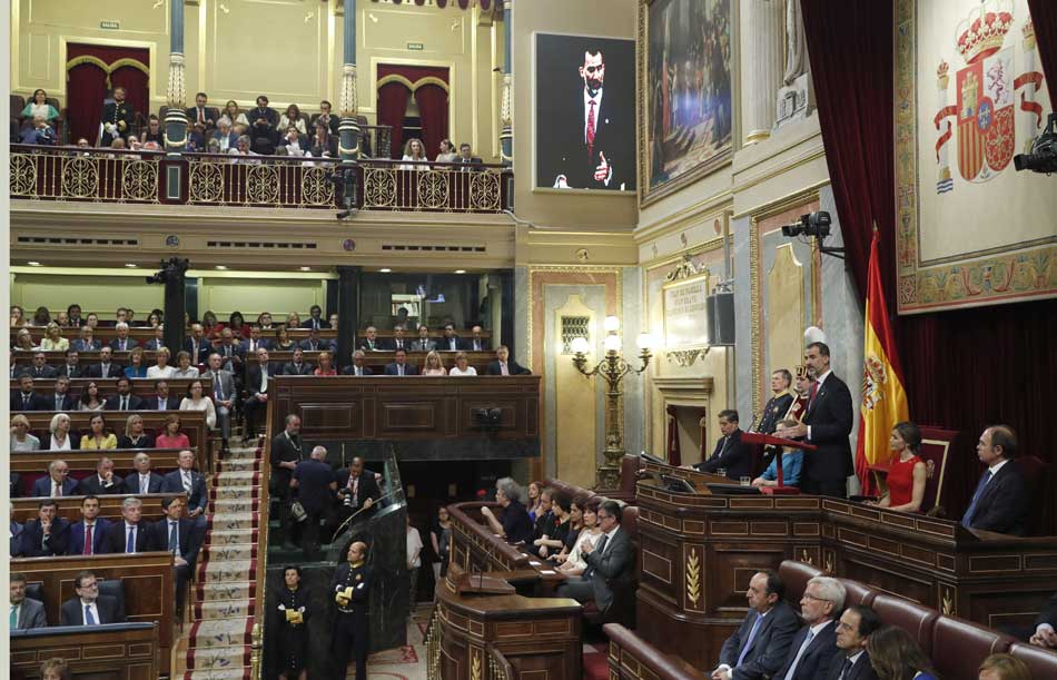 El rey Felipe durante la sesión solemne celebrada en el Congreso de los Diputados para conmemorar el 40 aniversario de las primeras elecciones democráticas de 1977